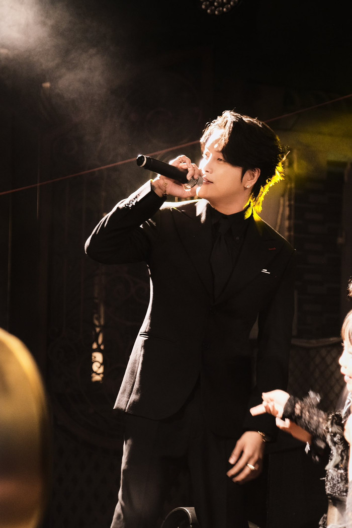 Nam ca sĩ Việt 'gây sốc' khi nhào lộn xuống sân khấu, khán giả ngồi xem thót tim Ảnh 7