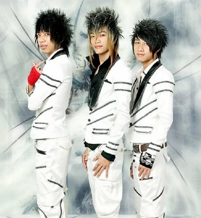 Nam ca sĩ Việt 'gây sốc' khi nhào lộn xuống sân khấu, khán giả ngồi xem thót tim Ảnh 6