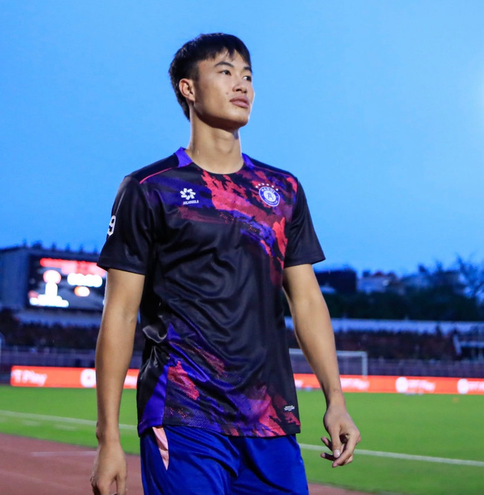 Tiền vệ Văn Trường đã chính thức lỡ hẹn khi HLV Kim Sang Sik đã bố danh sách 28 cầu thủ cho đợt tập trung cuối cùng trước SEA Games 33. Ảnh: Hà Nội FC