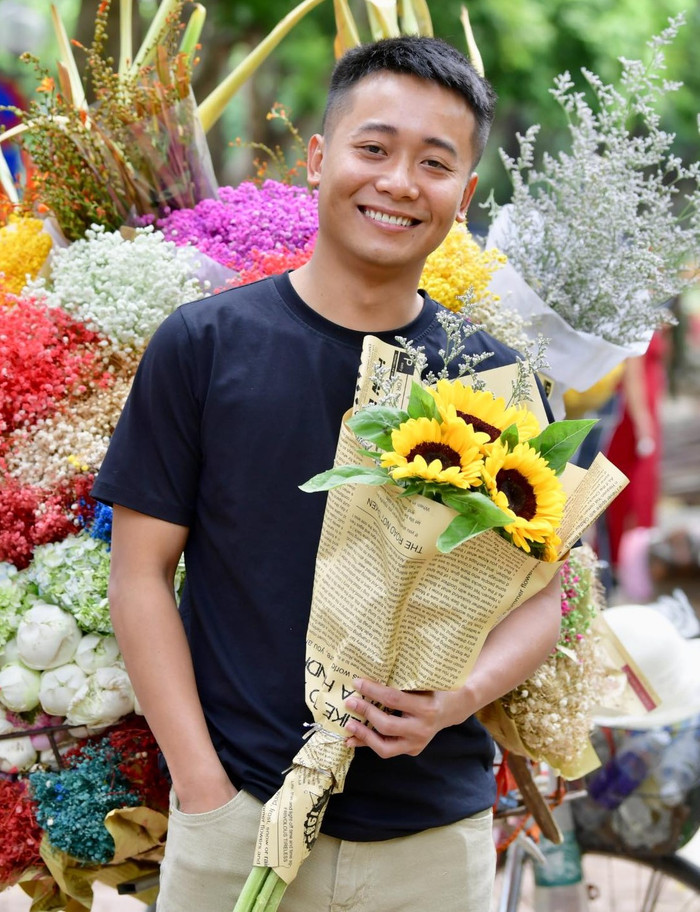 Quang Linh Vlogs lựa chọn chiếc xe sang 6 tỷ đồng. Ảnh: FBNV