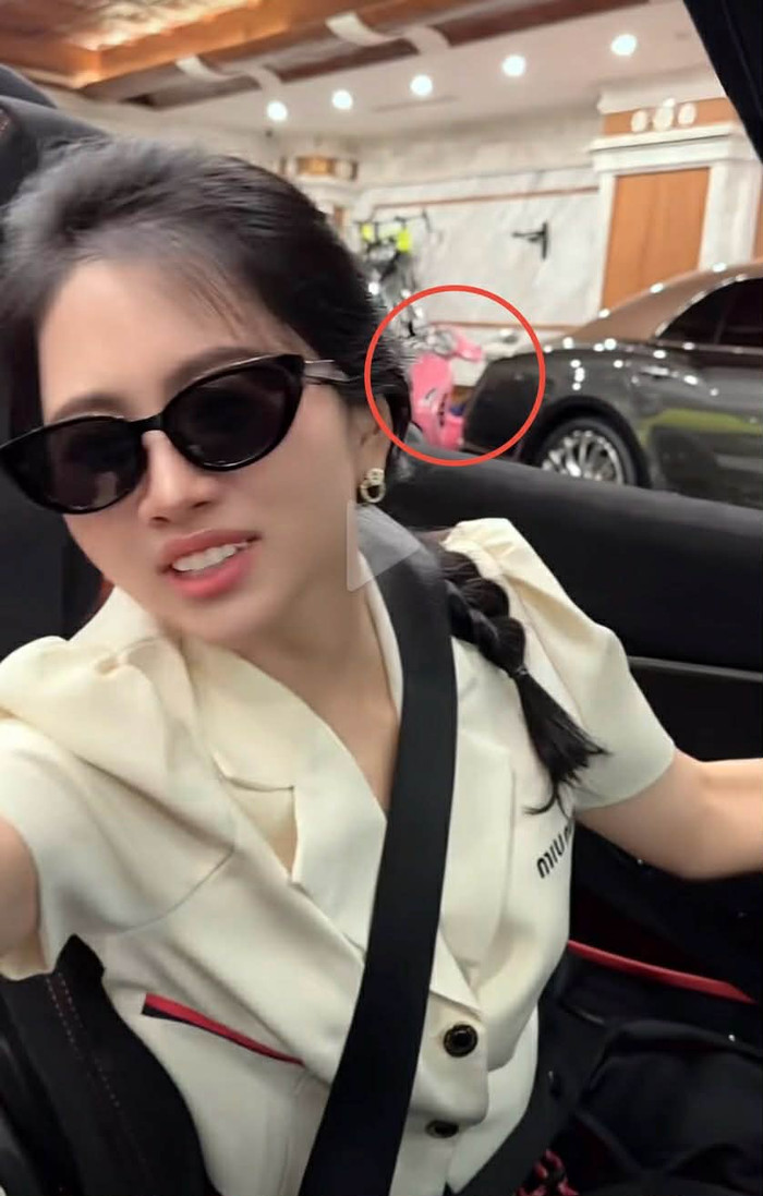 Khoảnh khắc chiếc xe máy điện 2 triệu vô tình lọt vào ống kính trong video trên trang cá nhân con dâu bà chủ Thẩm mỹ viện Mailisa. Ảnh chụp màn hình