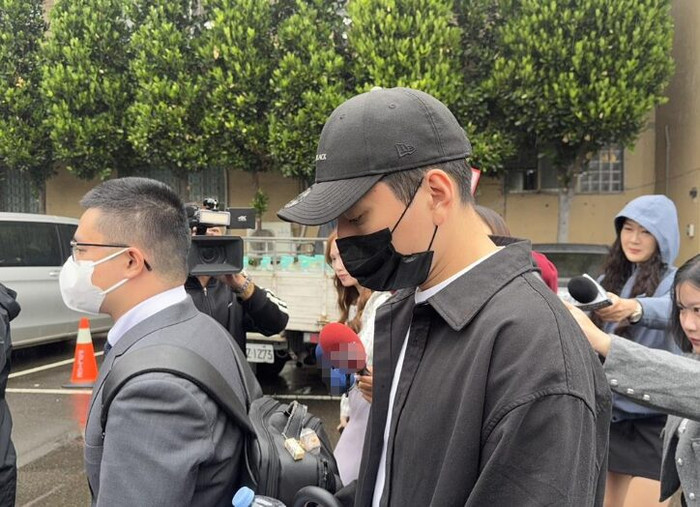 Công chúng vẫn đang dõi theo từng diễn biến của vụ việc.