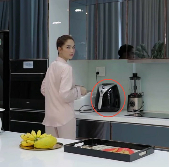 Nồi chiên không dầu trong căn bếp của Ngọc Trinh. Ảnh chụp màn hình