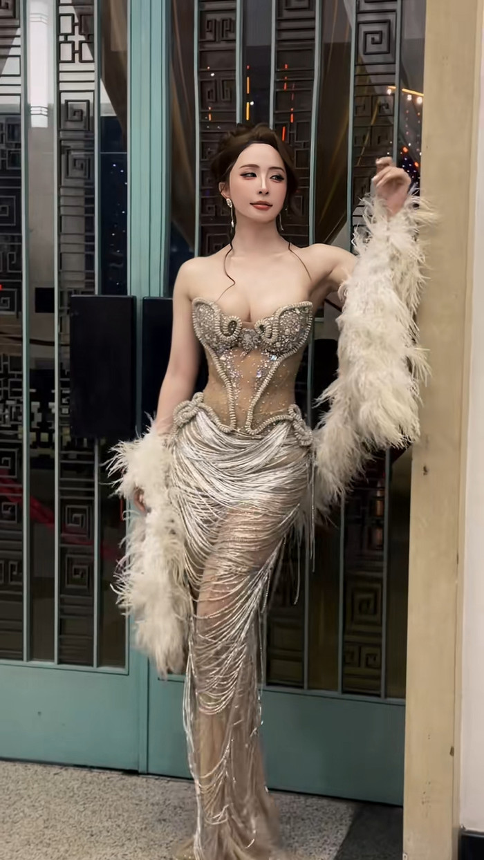 Quỳnh Nga tự tin khoe sắc vóc gợi cảm trước ống kính. Ảnh chụp màn hình