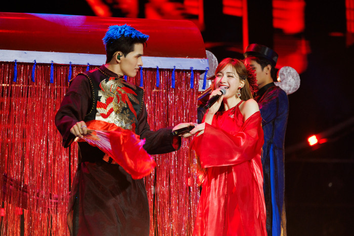 Quốc Thiên công bố số tiền ủng hộ đồng bào miền Trung bị bão lũ ngay trên sân khấu Ảnh 5