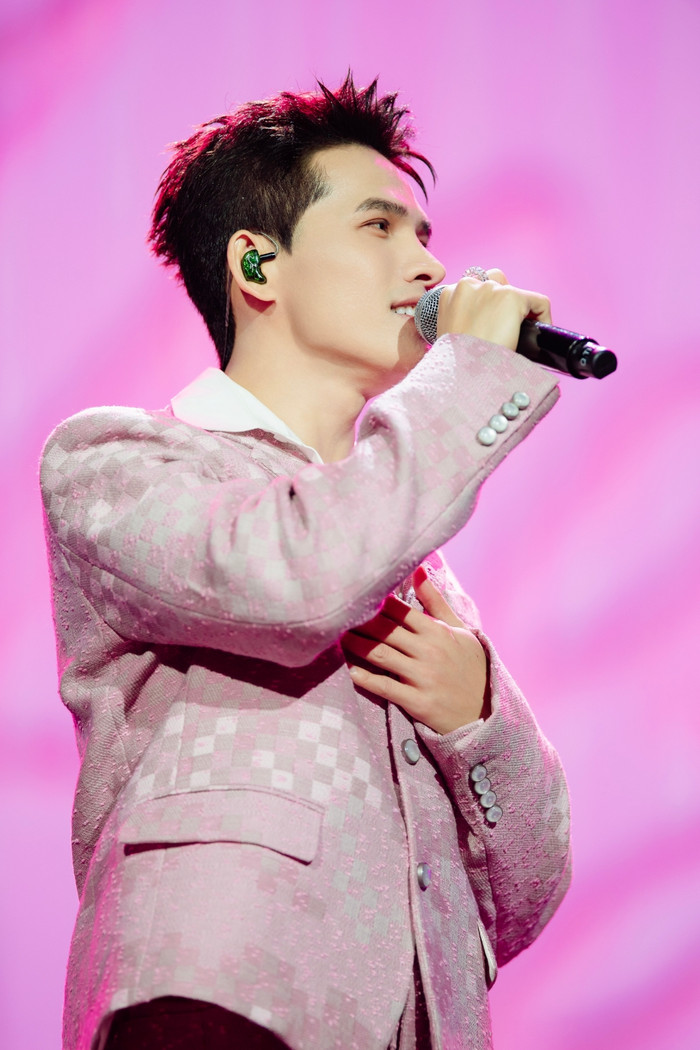 Quốc Thiên công bố số tiền ủng hộ đồng bào miền Trung bị bão lũ ngay trên sân khấu Ảnh 3