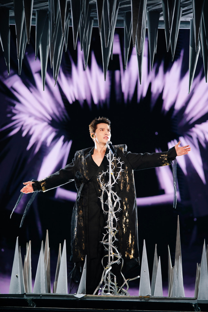 Quốc Thiên công bố số tiền ủng hộ đồng bào miền Trung bị bão lũ ngay trên sân khấu Ảnh 2