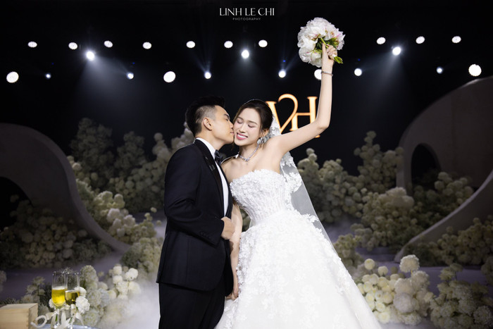 Cặp đôi đã tổ chức 2 đám cưới hoành tráng, nhận được nhiều lời chúc phúc. (Ảnh Linh Lê Chí)