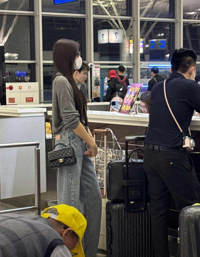 Netizen cho biết đã bắt gặp vợ chồng Đỗ Thị Hà ở sân bay, ấn tượng là nàng hậu có chiều cao nổi bật. (Ảnh từ TikTok Quế Chi)