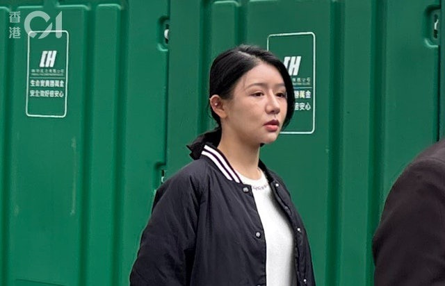 Gương mặt tiều tụy của người đẹp showbiz trong ngày ra tòa. (Ảnh Sohu)