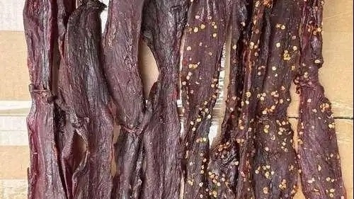 Thịt bò khô bị làm giả, gây hại đến sức khỏe người tiêu dùng. (Ảnh Toutitao)