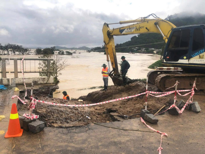 Sự cố tại cầu Giang Sơn (Đắk Lắk) do mưa lũ. Nguồn: Page Krông An