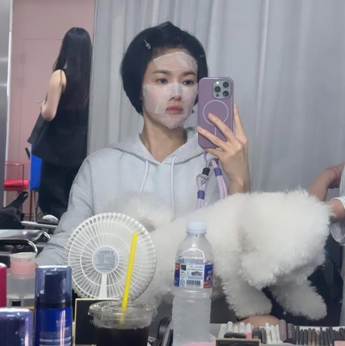 Song Hye Kyo dưỡng da với mặt nạ giấy. Ảnh: IGNV