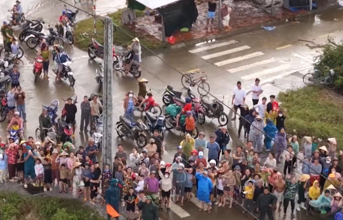 Hình ảnh người dân nhận cứu trợ. Ảnh: VOV