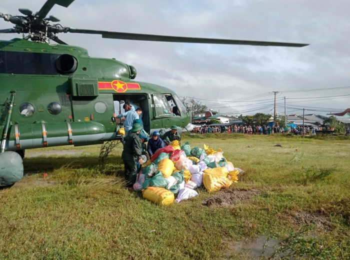 Trực thăng tiếp tục bay cứu trợ đồng bào lũ lụt ở Gia Lai, Đắk Lắk. Ảnh: Quân chủng Phòng không - Không quân