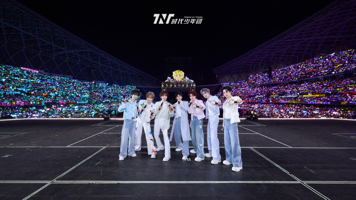 Nam ca sĩ gặp sự cố nguy hiểm với bàn nâng sân khấu, khán giả ngồi xem ai cũng thót tim Ảnh 1