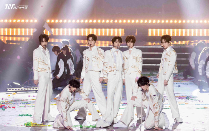 Nam ca sĩ gặp sự cố nguy hiểm với bàn nâng sân khấu, khán giả ngồi xem ai cũng thót tim Ảnh 4