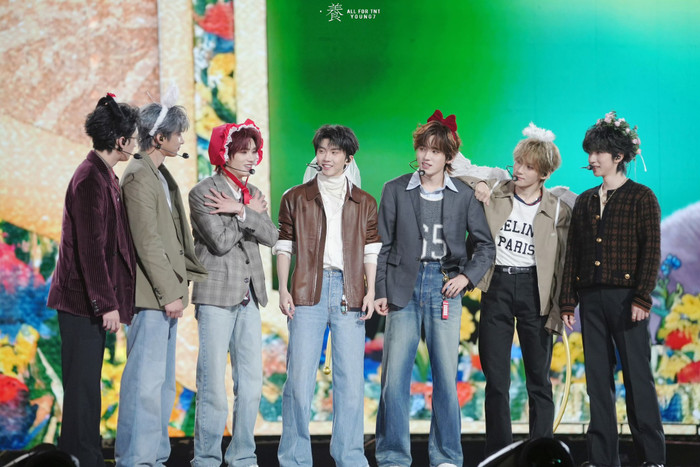 Nam ca sĩ gặp sự cố nguy hiểm với bàn nâng sân khấu, khán giả ngồi xem ai cũng thót tim Ảnh 2