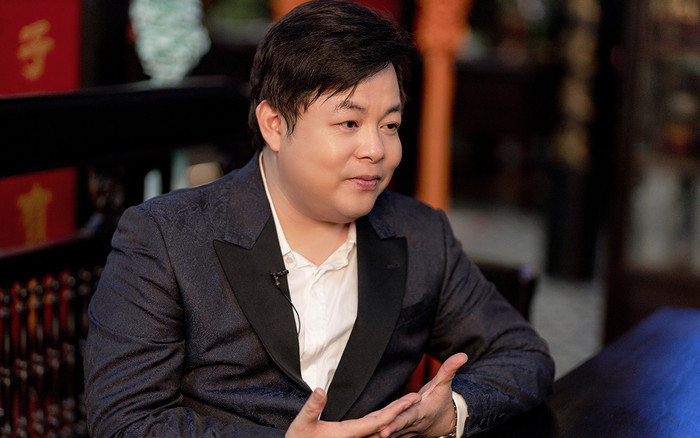 Xôn xao clip Quang Lê ôm hôn một nữ ca sĩ giữa đường, khán giả chỉ trích Ảnh 5