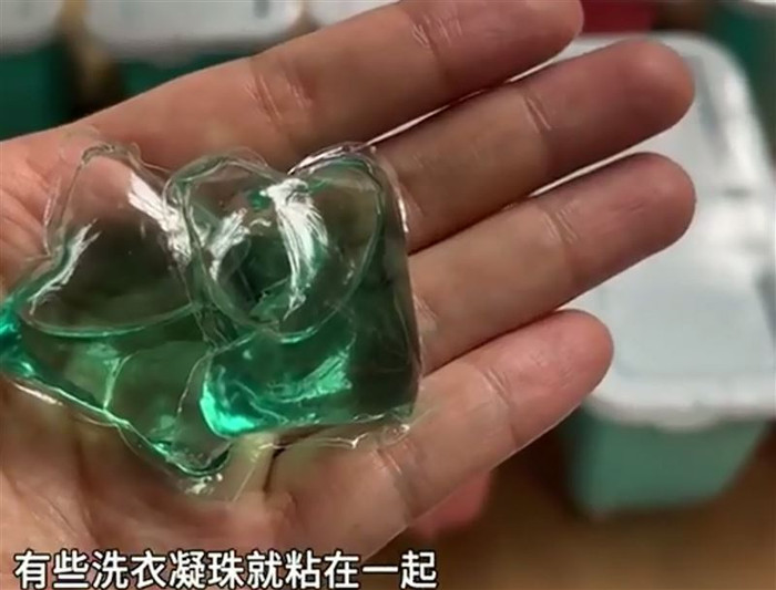 Dùng tay tách viên giặt máy bị dính vào nhau, người phụ nữ gặp sự cố kinh hoàng Ảnh 1