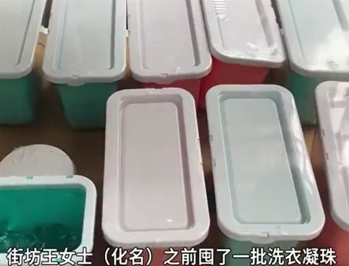 Dùng tay tách viên giặt máy bị dính vào nhau, người phụ nữ gặp sự cố kinh hoàng Ảnh 2