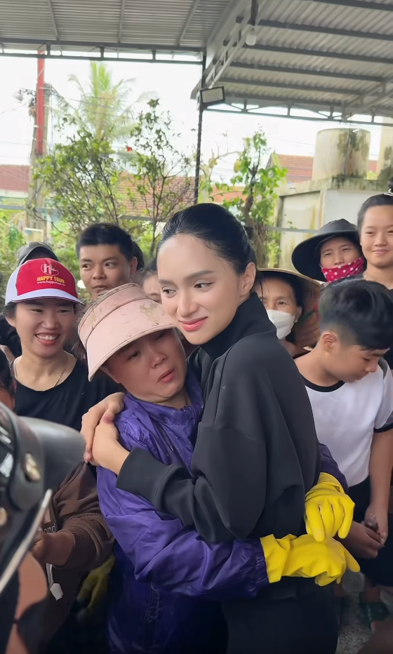 Hương Giang đang tích cực cứu trợ người dân ở vùng lũ. Ảnh chụp màn hình