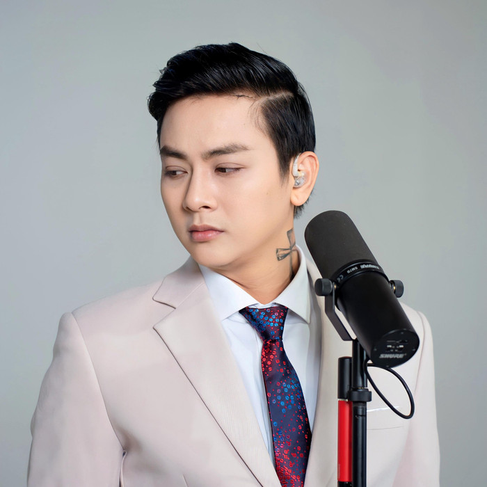 Hoài Lâm quyết định bỏ tiền túi để kịp thời ủng hộ người dân đang chống chọi với lũ. Ảnh: FBNV