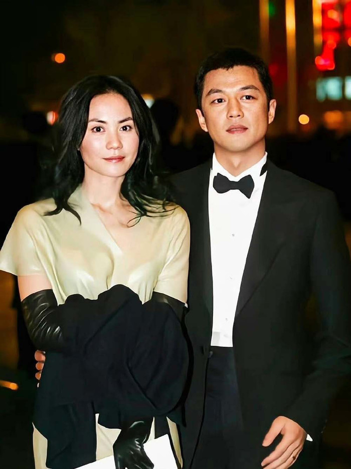 Nam diễn viên và người vợ cũ Vương Phi (Ảnh: Weibo).