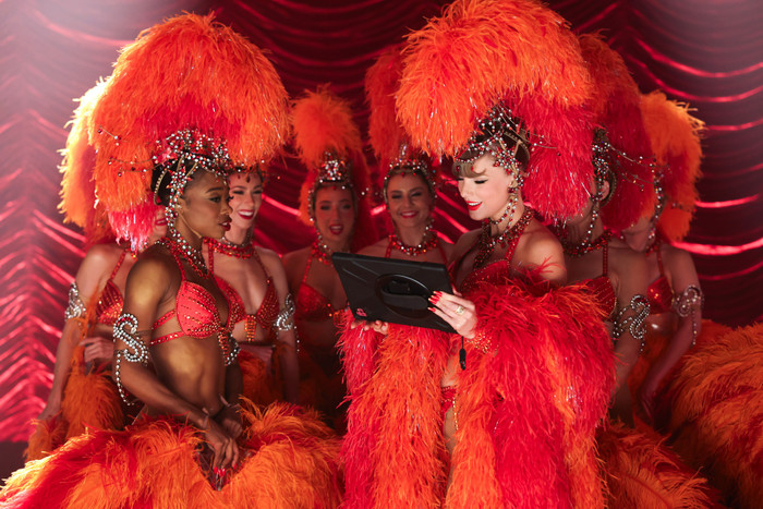 Taylor Swift đang làm gì thế này? Ảnh 4