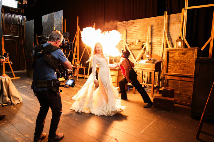 Taylor Swift đang làm gì thế này? Ảnh 3