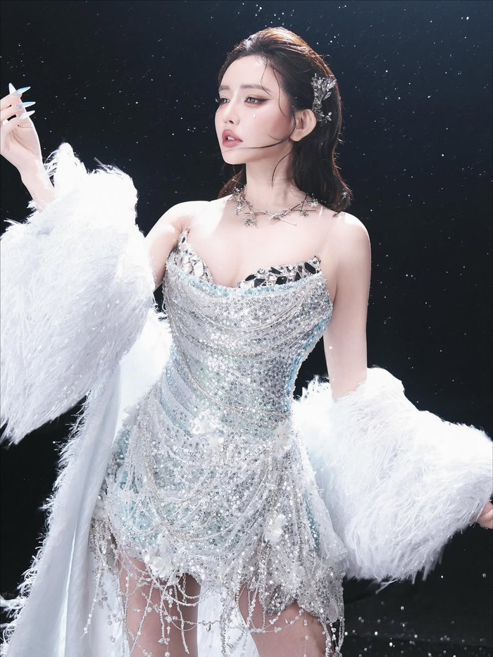 Bích Phương gây ấn tượng mạnh với diện mạo rạng rỡ và phong cách thời trang táo bạo hơn so với hình ảnh thường thấy trước đây. (Ảnh: IGNV)