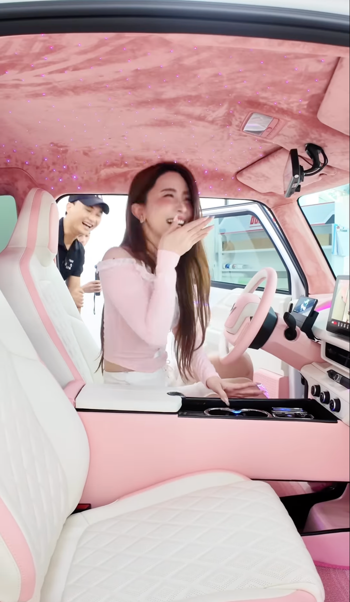 Nội thất bên trong chiếc xe 300 triệu của Quỳnh Nga.