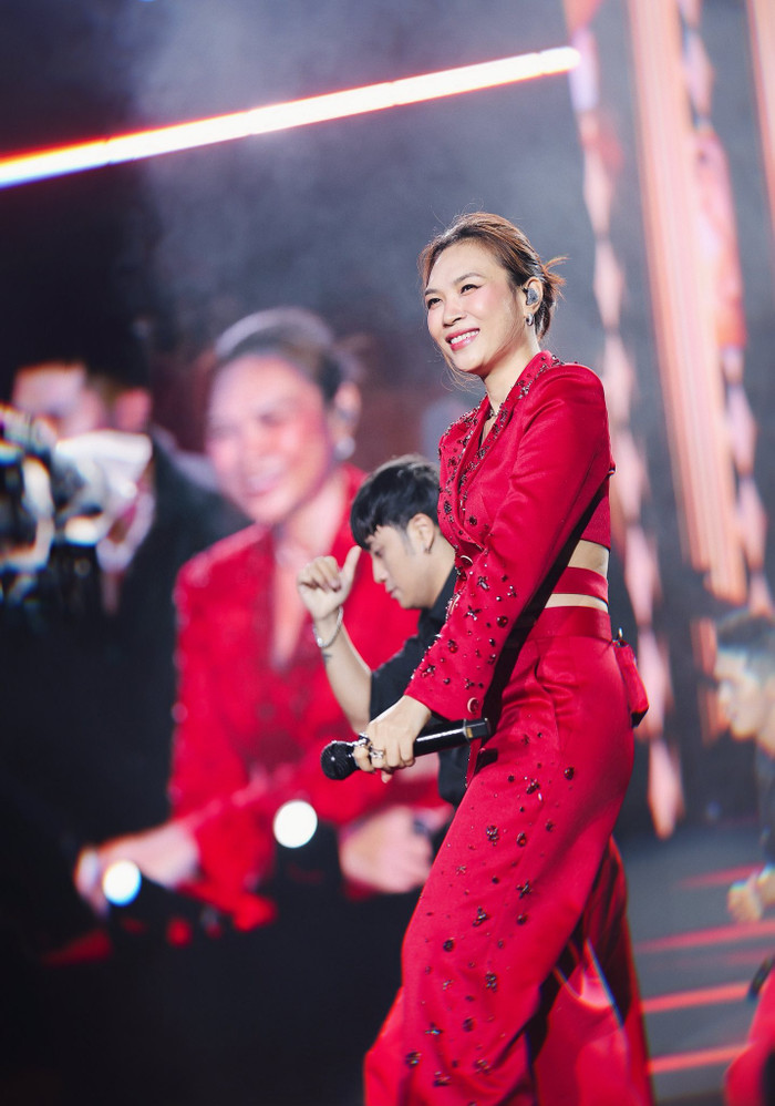 Hàng trăm khán giả vây kín xe Mỹ Tâm, khung cảnh đầy náo loạn Ảnh 1