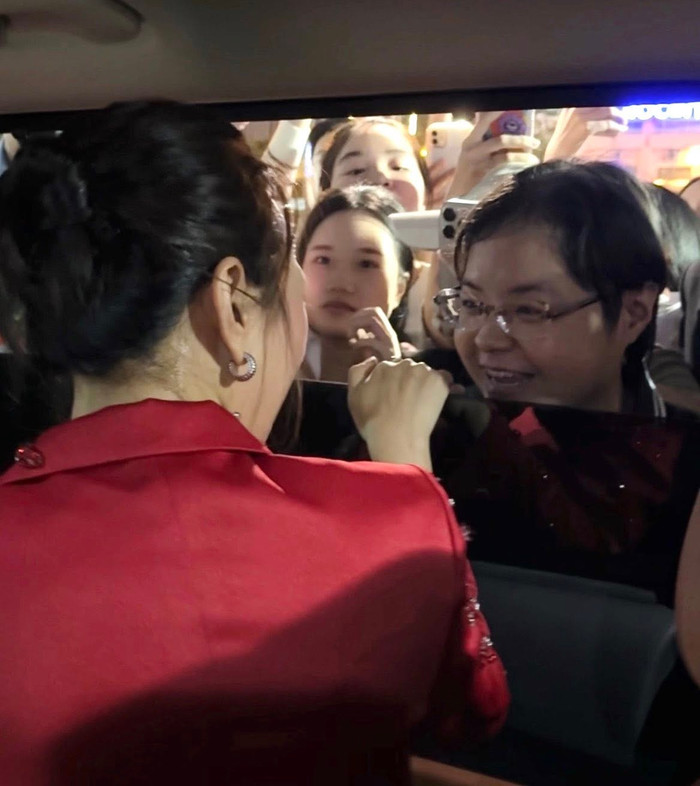 Hàng trăm khán giả vây kín xe Mỹ Tâm, khung cảnh đầy náo loạn Ảnh 3