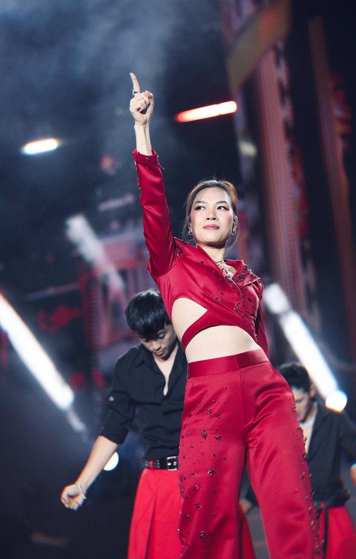 Hàng trăm khán giả vây kín xe Mỹ Tâm, khung cảnh đầy náo loạn Ảnh 2