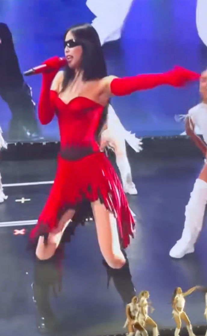 Màn khoe vũ đạo của nữ ca sĩ Jennie xuất hiện chỉ trong vài giây ngắn ngủi nhưng cũng đủ để khiến người hâm mộ 'đứng ngồi không yên' (Ảnh: Chụp màn hình).
