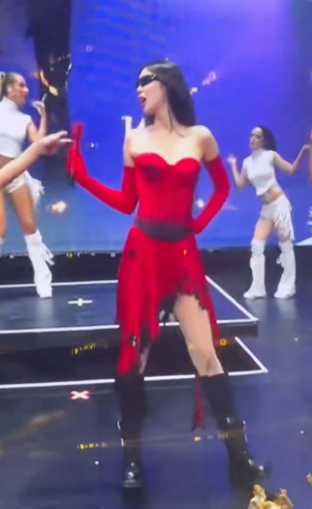 Nữ ca sĩ hạng A - Jennie 'đốt cháy' sân khấu với màn vũ đạo đỏ rực khiến khán giả không thể rời mắt (Ảnh: Chụp màn hình).