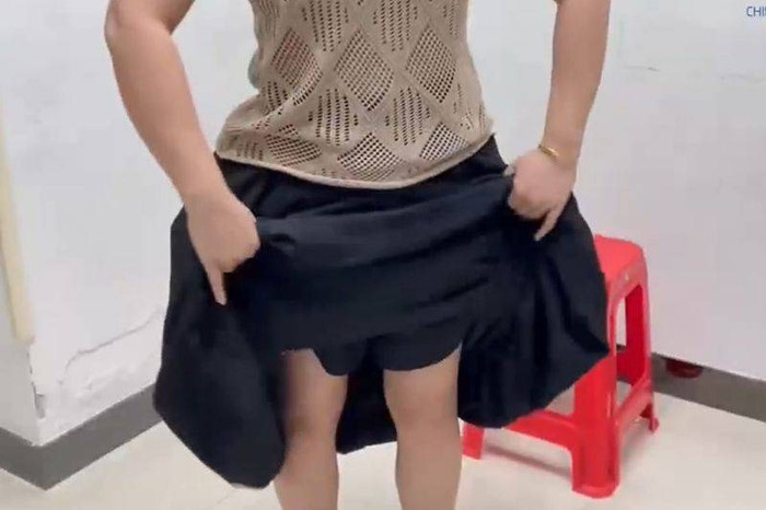 Thấy nữ du khách đi qua hải quan với dáng vẻ kỳ lạ, cán bộ sốc nặng sau khi vén váy để kiểm tra Ảnh 2