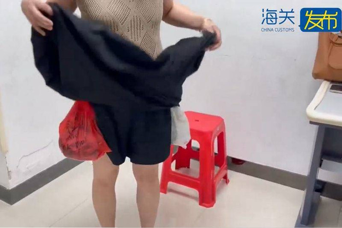 Thấy nữ du khách đi qua hải quan với dáng vẻ kỳ lạ, cán bộ sốc nặng sau khi vén váy để kiểm tra Ảnh 3