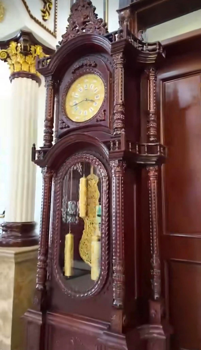 Hình ảnh đồng hồ cây trong căn biệt thự của bà chủ Thẩm mỹ viện Mailisa. Ảnh chụp màn hình