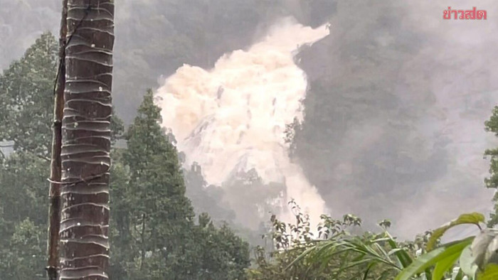 Kinh hoàng nước lũ đổ như thác từ trên núi xuống ngôi làng, 100 gia đình bị cô lập Ảnh 1