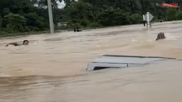 Kinh hoàng nước lũ đổ như thác từ trên núi xuống ngôi làng, 100 gia đình bị cô lập Ảnh 3