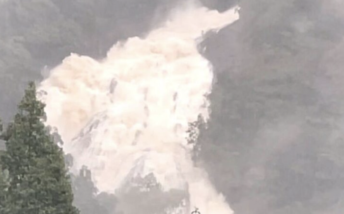 Kinh hoàng nước lũ đổ như thác từ trên núi xuống ngôi làng, 100 gia đình bị cô lập Ảnh 2