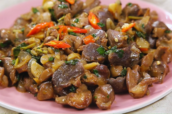 Nhiều người thích ăn các món từ mề gà. Tuy nhiên, đây là một trong những bộ phận của gà không được khuyến khích ăn nhiều. (Ảnh minh họa từ Internet)