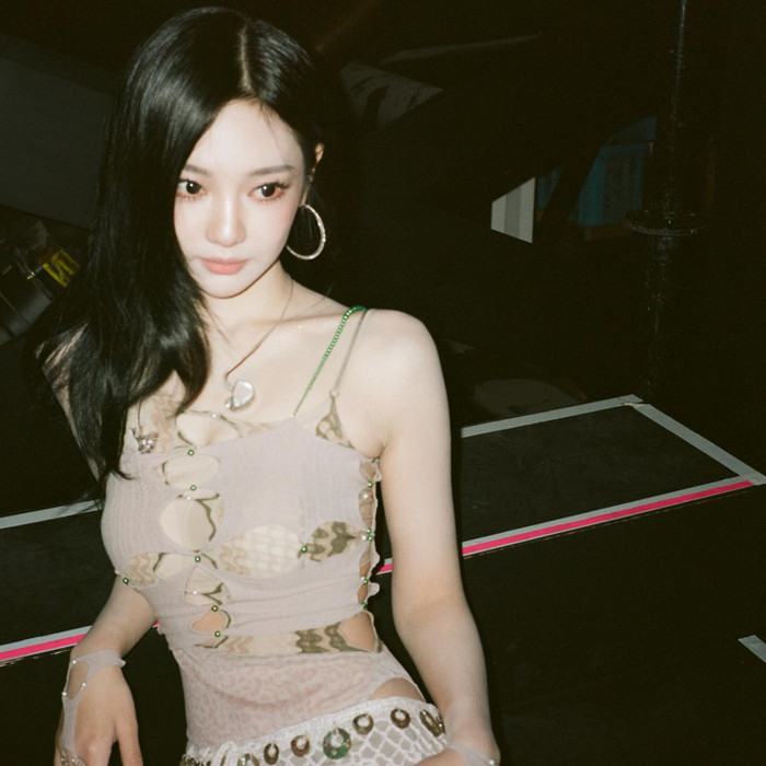 Nữ ca sĩ 2k2 thoải mái diện bộ trang phục cắt xẻ táo bạo. Ảnh: IGNV