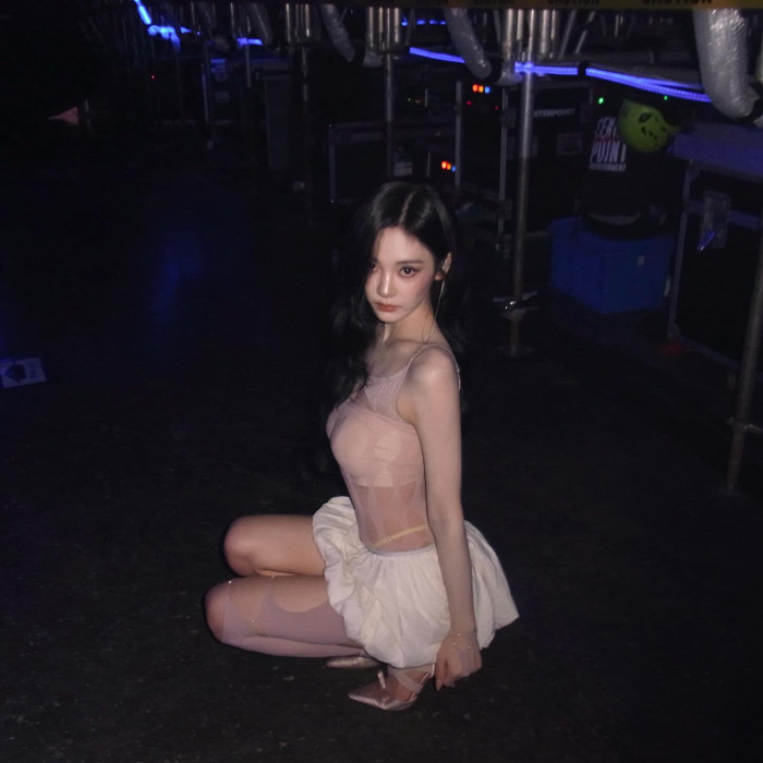 NingNing tạo dáng gợi cảm trước ống kính. Ảnh: IGNV