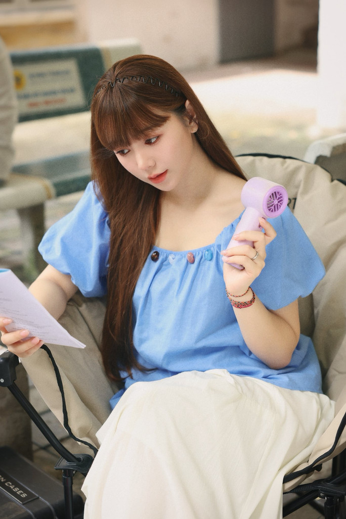 Quỳnh Kool thể hiện sự nghiêm túc ở trên phim trường. Ảnh: FBNV