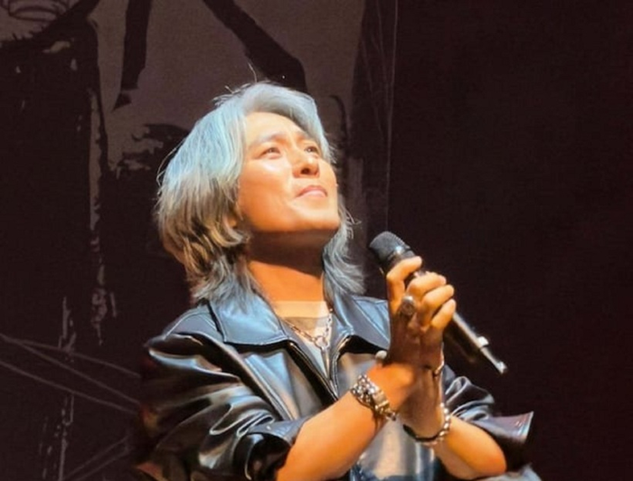 Nam ca sĩ tham gia các buổi giới thiệu, thậm chí biểu diễn ở nhiều địa phương với mục đích quảng bá, thu hút nhà đầu tư.