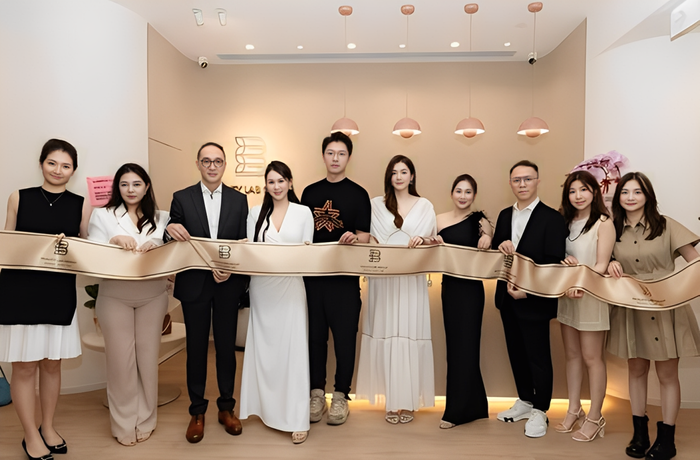 Cao Tuấn Hiền thường xuyên góp mặt trong những hoạt động kinh doanh của vợ (Ảnh: Sohu).