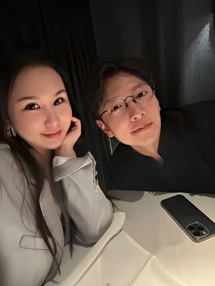 Dù bị nói ăn bám vợ nhưng nam diễn viên TVB vẫn bình tĩnh giải thích bản thân yêu vợ vì bản lĩnh và nhân cách tốt đẹp của cô (Ảnh: Sohu).